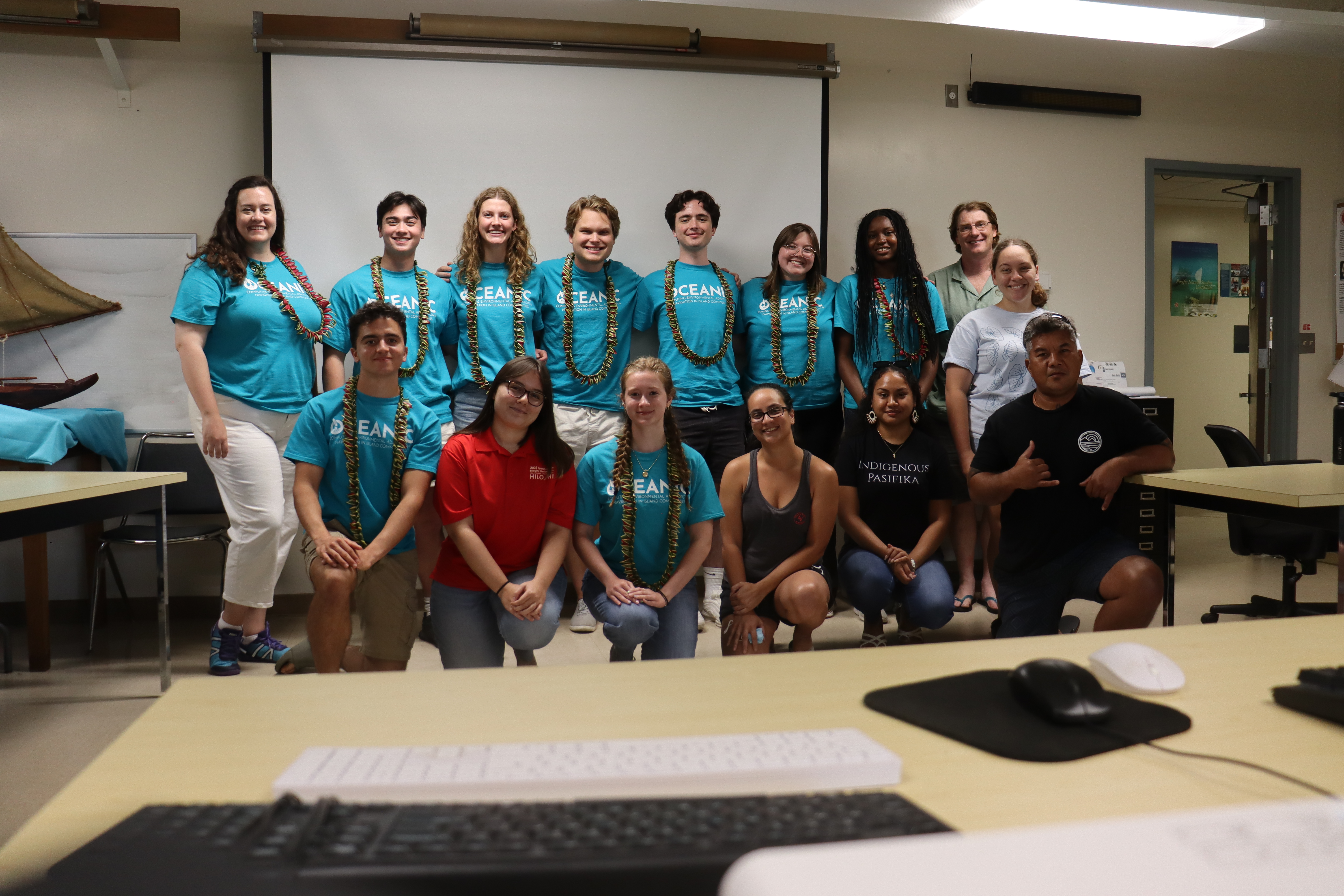 The Purdue and Hilo teams.